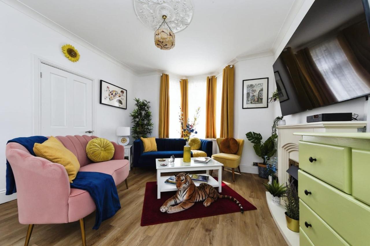 Your Chic 3Br Home Comfort And Style In ロンドン エクステリア 写真