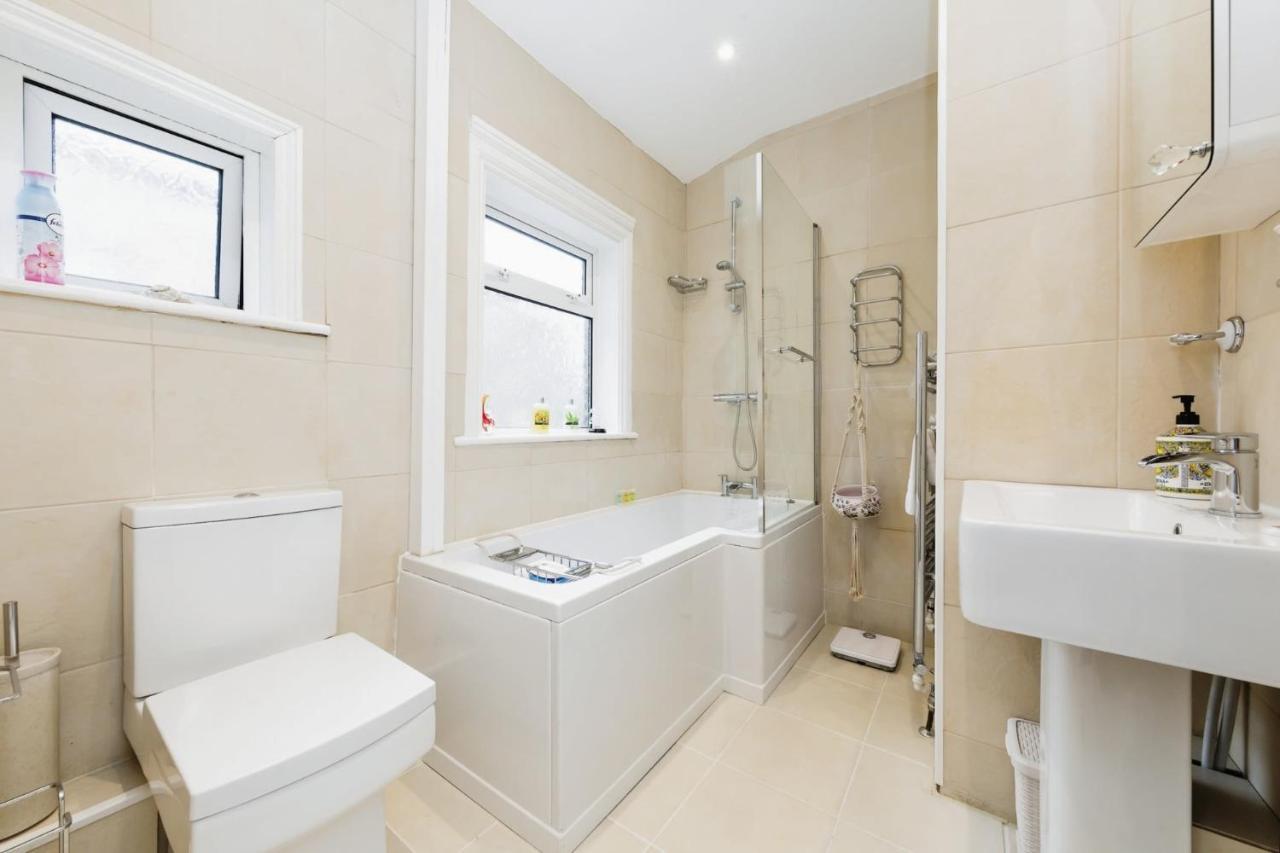 Your Chic 3Br Home Comfort And Style In ロンドン エクステリア 写真