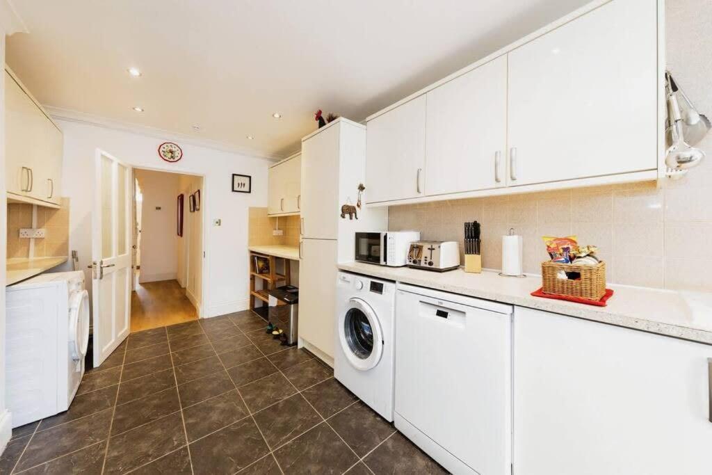 Your Chic 3Br Home Comfort And Style In ロンドン エクステリア 写真