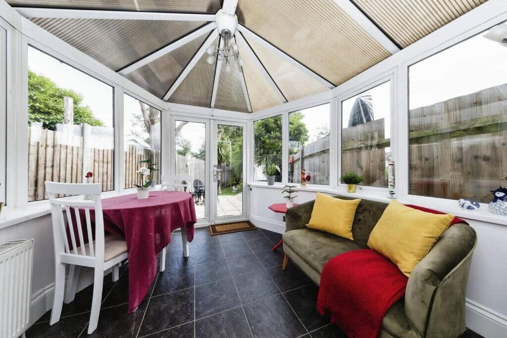Your Chic 3Br Home Comfort And Style In ロンドン エクステリア 写真